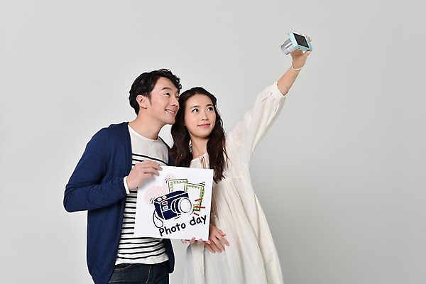 포토 JPG 스튜디오촬영 커플 응시 여자 기념일 남자 실내 사랑 서기 웃음 들기 상반신 20대 성인 두명 옆모습 카메라 팻말 한국인 셀프카메라 포토데이 성인만 국내포토 시선 감정 뷰포인트 관계 모션 데이이벤트 프레임 표정 사람 동양인 이벤트 청년 내부 전자제품 사진촬영 파일형식