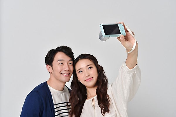 포토 JPG 스튜디오촬영 커플 응시 여자 기념일 남자 실내 사랑 서기 웃음 상반신 20대 성인 두명 앞모습 카메라 한국인 셀프카메라 포토데이 성인만 국내포토 시선 감정 뷰포인트 관계 모션 데이이벤트 표정 사람 동양인 이벤트 청년 내부 전자제품 사진촬영 파일형식