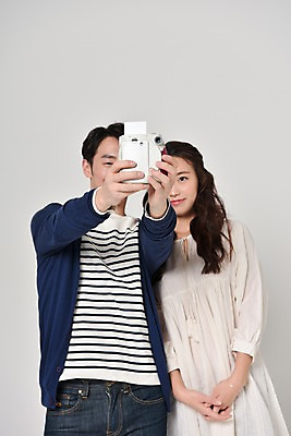 포토 JPG 스튜디오촬영 커플 여자 기념일 남자 실내 사랑 서기 웃음 상반신 20대 성인 두명 앞모습 한국인 셀프카메라 폴라로이드 포토데이 성인만 국내포토 감정 뷰포인트 관계 모션 데이이벤트 표정 사람 동양인 이벤트 청년 내부 카메라 사진촬영 파일형식