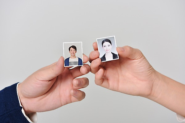 포토 JPG 스튜디오촬영 손 커플 여자 기념일 남자 실내 사랑 웃음 20대 성인 두명 신체부위 한국인 증명사진 포토데이 성인만 국내포토 감정 관계 데이이벤트 표정 사람 동양인 이벤트 청년 내부 파일형식