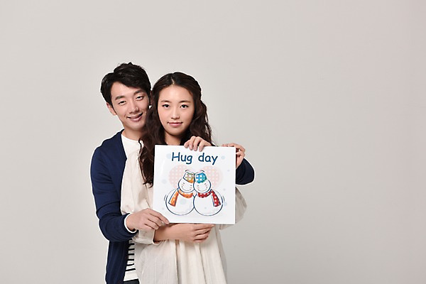 포토 JPG 스튜디오촬영 커플 여자 기념일 남자 안기 실내 사랑 서기 웃음 들기 상반신 20대 성인 두명 앞모습 팻말 한국인 허그데이 성인만 국내포토 감정 뷰포인트 관계 모션 데이이벤트 프레임 표정 사람 동양인 이벤트 청년 내부 파일형식