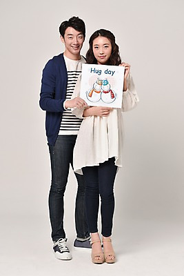 포토 JPG 스튜디오촬영 전신 커플 여자 기념일 남자 안기 실내 사랑 서기 웃음 들기 20대 성인 두명 앞모습 팻말 한국인 허그데이 성인만 국내포토 감정 뷰포인트 관계 모션 데이이벤트 프레임 표정 사람 동양인 이벤트 청년 내부 파일형식