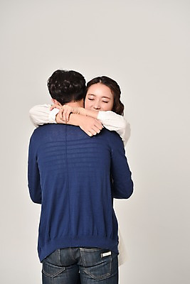 포토 JPG 스튜디오촬영 커플 여자 기념일 남자 안기 실내 사랑 서기 웃음 상반신 20대 성인 두명 앞모습 뒷모습 한국인 허그데이 성인만 국내포토 감정 뷰포인트 관계 모션 데이이벤트 표정 사람 동양인 이벤트 청년 내부 파일형식
