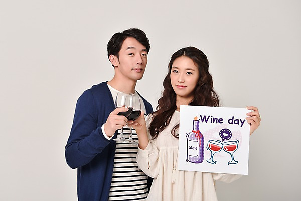 포토 JPG 스튜디오촬영 커플 여자 기념일 남자 와인잔 데이이벤트 실내 사랑 서기 웃음 들기 상반신 20대 성인 두명 앞모습 와인 팻말 한국인 와인데이 성인만 국내포토 감정 뷰포인트 술잔 관계 모션 프레임 주류 표정 사람 동양인 이벤트 청년 내부 파일형식