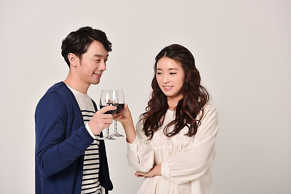 포토 JPG 스튜디오촬영 커플 여자 기념일 남자 와인잔 데이이벤트 실내 사랑 서기 웃음 상반신 20대 성인 두명 앞모습 옆모습 와인 한국인 건배 와인데이 성인만 국내포토 감정 뷰포인트 술잔 관계 모션 주류 표정 사람 동양인 이벤트 청년 내부 파일형식