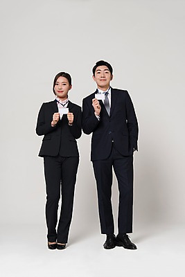 포토 JPG 스튜디오촬영 전신 응시 여자 남자 포즈 명함 실내 서기 미소 들기 정장 20대 성인 두명 앞모습 비즈니스라이프 한국인 직장인 비즈니스맨 비즈니스우먼 동료 신입사원 사원증 국내포토 직업 라이프스타일 시선 옷 뷰포인트 비즈니스 관계 모션 표정 사람 동양인 청년 내부 파일형식