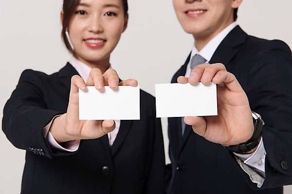 포토 JPG 스튜디오촬영 응시 여자 남자 포즈 명함 실내 서기 웃음 들기 정장 상반신 20대 성인 두명 앞모습 아웃포커스 비즈니스라이프 한국인 직장인 비즈니스맨 비즈니스우먼 동료 신입사원 국내포토 직업 라이프스타일 시선 옷 뷰포인트 비즈니스 관계 모션 촬영기법 표정 사람 동양인 청년 내부 파일형식