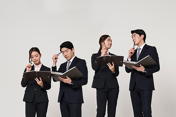 포토 JPG 스튜디오촬영 여자 남자 포즈 회의 실내 서기 들기 정장 여러명 상반신 20대 성인 앞모습 비즈니스라이프 마주보기 다이어리 한국인 직장인 비즈니스맨 비즈니스우먼 동료 고민 신입사원 국내포토 직업 라이프스타일 옷 감정 뷰포인트 다수 비즈니스 관계 모션 사람 동양인 청년 내부 사무용품 파일형식