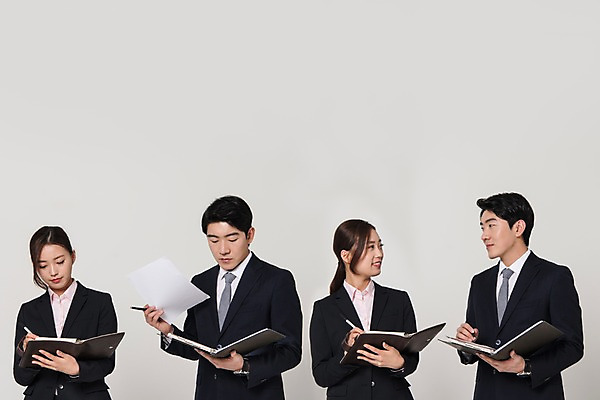 포토 JPG 스튜디오촬영 응시 여자 남자 포즈 회의 실내 서기 미소 정장 여러명 상반신 20대 성인 앞모습 비즈니스라이프 마주보기 다이어리 한국인 기록 직장인 비즈니스맨 비즈니스우먼 동료 신입사원 서류검토 국내포토 직업 라이프스타일 시선 옷 뷰포인트 다수 비즈니스 관계 모션 표정 사람 동양인 청년 내부 사무용품 확인 파일형식