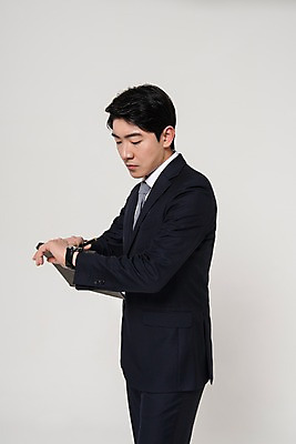 포토 JPG 스튜디오촬영 응시 남자 시계 포즈 실내 한명 서기 정장 상반신 20대 성인 옆모습 비즈니스라이프 한국인 직장인 비즈니스맨 신입사원 시계보기 성인남자한명만 국내포토 직업 1 라이프스타일 시선 옷 뷰포인트 비즈니스 모션 사람 동양인 청년 내부 남자한명만 성인남자만 파일형식