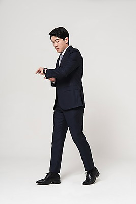 포토 JPG 스튜디오촬영 전신 응시 남자 시계 포즈 실내 한명 정장 20대 성인 옆모습 비즈니스라이프 걷기 한국인 직장인 비즈니스맨 신입사원 시계보기 성인남자한명만 국내포토 직업 1 라이프스타일 시선 옷 뷰포인트 비즈니스 모션 사람 동양인 청년 내부 남자한명만 성인남자만 파일형식