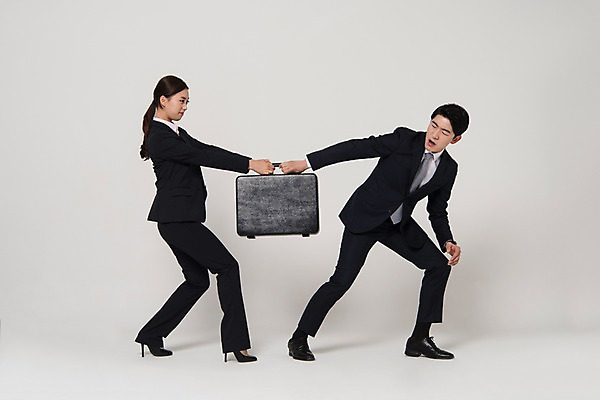 포토 JPG 스튜디오촬영 전신 여자 남자 포즈 가방 실내 서기 정장 20대 성인 두명 앞모습 옆모습 비즈니스라이프 경쟁 한국인 잡기 직장인 비즈니스맨 비즈니스우먼 동료 신입사원 싸움 국내포토 직업 라이프스타일 잡화 옷 뷰포인트 컨셉 비즈니스 관계 모션 사람 동양인 청년 내부 파일형식