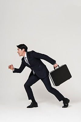 포토 JPG 스튜디오촬영 전신 남자 포즈 가방 실내 한명 서기 들기 정장 20대 성인 옆모습 비즈니스라이프 한국인 직장인 비즈니스맨 지각 신입사원 성인남자한명만 국내포토 직업 1 라이프스타일 잡화 옷 뷰포인트 비즈니스 모션 사람 동양인 청년 내부 남자한명만 성인남자만 파일형식