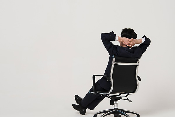 포토 JPG 스튜디오촬영 전신 남자 포즈 의자 실내 한명 앉기 정장 20대 성인 뒷모습 비즈니스라이프 한국인 다리꼬기 직장인 비즈니스맨 신입사원 기지개 성인남자한명만 국내포토 직업 1 라이프스타일 옷 뷰포인트 가구 비즈니스 모션 사람 동양인 청년 내부 남자한명만 성인남자만 파일형식