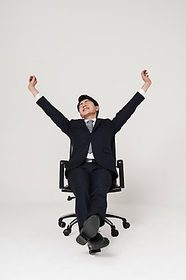 포토 JPG 스튜디오촬영 전신 남자 포즈 의자 팔벌리기 실내 한명 앉기 정장 20대 성인 앞모습 비즈니스라이프 한국인 다리꼬기 직장인 비즈니스맨 신입사원 기지개 성인남자한명만 국내포토 직업 1 라이프스타일 옷 뷰포인트 가구 비즈니스 모션 사람 동양인 청년 내부 남자한명만 성인남자만 파일형식