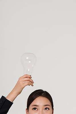 포토 JPG 스튜디오촬영 여자 포즈 전구 실내 한명 들기 정장 상반신 20대 성인 앞모습 비즈니스라이프 한국인 직장인 비즈니스우먼 신입사원 성인여자한명만 국내포토 직업 1 라이프스타일 옷 뷰포인트 비즈니스 모션 사람 동양인 청년 내부 여자한명만 성인여자만 파일형식