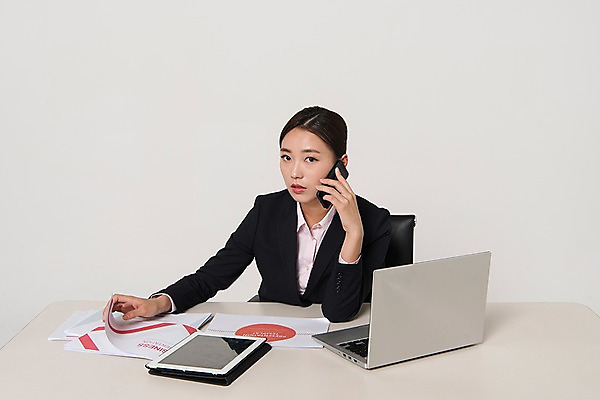 포토 JPG 스튜디오촬영 여자 포즈 의자 실내 한명 앉기 정장 상반신 20대 성인 앞모습 비즈니스라이프 노트북 태블릿 한국인 업무 직장인 비즈니스우먼 신입사원 통화 성인여자한명만 국내포토 직업 1 라이프스타일 옷 뷰포인트 가구 비즈니스 모션 사람 동양인 청년 내부 전자제품 스마트기기 작업 여자한명만 성인여자만 파일형식