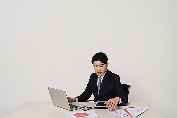 포토 JPG 스튜디오촬영 응시 남자 포즈 실내 한명 앉기 정장 상반신 20대 성인 앞모습 비즈니스라이프 노트북 스마트폰 태블릿 한국인 업무 직장인 비즈니스맨 책상 신입사원 서류뭉치 성인남자한명만 국내포토 직업 1 라이프스타일 시선 옷 뷰포인트 가구 비즈니스 모션 사람 동양인 청년 내부 전자제품 핸드폰 스마트기기 작업 문서 남자한명만 성인남자만 파일형식