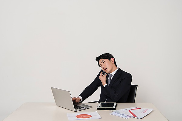 포토 JPG 스튜디오촬영 응시 남자 포즈 의자 실내 한명 앉기 정장 상반신 20대 성인 옆모습 비즈니스라이프 노트북 태블릿 한국인 업무 직장인 비즈니스맨 책상 신입사원 통화 서류뭉치 성인남자한명만 국내포토 직업 1 라이프스타일 시선 옷 뷰포인트 가구 비즈니스 모션 사람 동양인 청년 내부 전자제품 스마트기기 작업 문서 남자한명만 성인남자만 파일형식