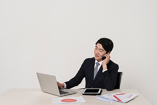 포토 JPG 스튜디오촬영 응시 남자 포즈 실내 한명 웃음 앉기 정장 상반신 20대 성인 앞모습 비즈니스라이프 노트북 스마트폰 태블릿 한국인 업무 직장인 비즈니스맨 책상 신입사원 통화 서류뭉치 성인남자한명만 국내포토 직업 1 라이프스타일 시선 옷 뷰포인트 가구 비즈니스 모션 표정 사람 동양인 청년 내부 전자제품 핸드폰 스마트기기 작업 문서 남자한명만 성인남자만 파일형식