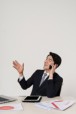 포토 JPG 스튜디오촬영 응시 남자 포즈 실내 한명 웃음 앉기 정장 상반신 20대 성인 옆모습 비즈니스라이프 노트북 태블릿 한국인 업무 직장인 비즈니스맨 책상 신입사원 통화 서류뭉치 성인남자한명만 국내포토 직업 1 라이프스타일 시선 옷 뷰포인트 가구 비즈니스 모션 표정 사람 동양인 청년 내부 전자제품 스마트기기 작업 문서 남자한명만 성인남자만 파일형식