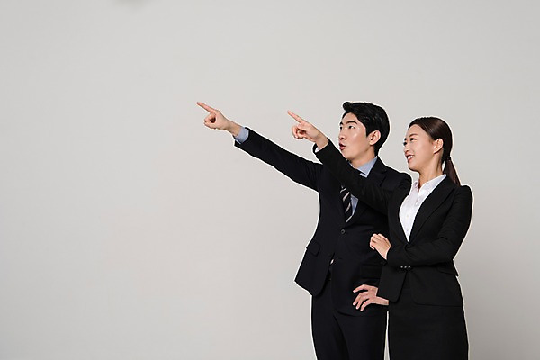 포토 JPG 스튜디오촬영 응시 여자 남자 포즈 미래 실내 서기 웃음 정장 상반신 20대 성인 두명 옆모습 비즈니스라이프 놀람 꿈 한국인 가리킴 직장인 비즈니스맨 비즈니스우먼 동료 신입사원 국내포토 직업 라이프스타일 시선 옷 감정 뷰포인트 컨셉 비즈니스 관계 모션 표정 사람 동양인 손짓 청년 내부 파일형식
