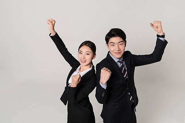 포토 JPG 스튜디오촬영 응시 여자 남자 포즈 실내 서기 웃음 정장 상반신 20대 성인 두명 앞모습 비즈니스라이프 파이팅 주먹 한국인 직장인 비즈니스맨 비즈니스우먼 동료 신입사원 국내포토 직업 라이프스타일 시선 옷 뷰포인트 비즈니스 관계 모션 표정 사람 동양인 청년 내부 파일형식