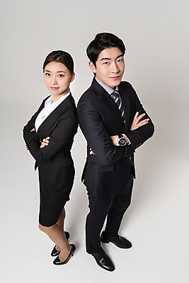 포토 JPG 스튜디오촬영 전신 응시 여자 남자 포즈 실내 서기 미소 정장 20대 성인 두명 앞모습 옆모습 비즈니스라이프 팔짱 한국인 직장인 비즈니스맨 비즈니스우먼 동료 신입사원 국내포토 직업 라이프스타일 시선 옷 뷰포인트 비즈니스 관계 모션 표정 사람 동양인 청년 내부 파일형식