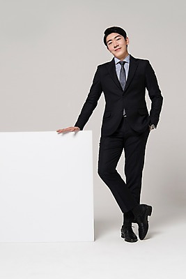 포토 JPG 스튜디오촬영 전신 배너 응시 남자 포즈 사각프레임 실내 한명 서기 미소 정장 20대 성인 앞모습 비즈니스라이프 기댐 공백 한국인 직장인 비즈니스맨 신입사원 주머니손 성인남자한명만 국내포토 직업 1 라이프스타일 시선 옷 뷰포인트 비즈니스 모션 프레임 표정 사람 동양인 청년 내부 사각형 남자한명만 성인남자만 파일형식