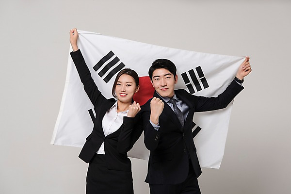 포토 JPG 스튜디오촬영 응시 여자 남자 포즈 한국 실내 서기 웃음 들기 정장 상반신 20대 성인 두명 앞모습 비즈니스라이프 파이팅 한국인 직장인 비즈니스맨 비즈니스우먼 태극기 삼일절 동료 신입사원 애국심 광복절 국내포토 직업 라이프스타일 시선 옷 아시아 뷰포인트 비즈니스 관계 모션 표정 사람 동양인 청년 내부 공휴일 국기 국경일 파일형식