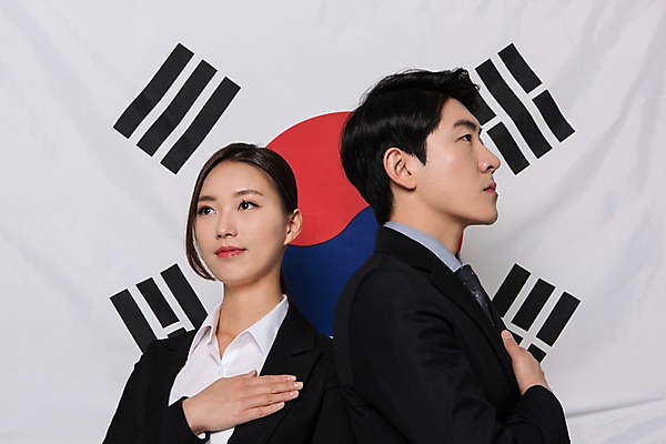 포토 JPG 스튜디오촬영 응시 여자 남자 포즈 한국 실내 서기 정장 상반신 20대 성인 두명 앞모습 옆모습 비즈니스라이프 한국인 직장인 비즈니스맨 비즈니스우먼 태극기 삼일절 동료 신입사원 경례 애국심 광복절 국내포토 직업 라이프스타일 시선 옷 아시아 뷰포인트 비즈니스 관계 모션 사람 동양인 청년 내부 공휴일 인사 국기 국경일 파일형식