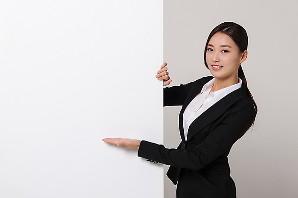 포토 JPG 스튜디오촬영 배너 여자 포즈 사각프레임 광고판 알림판 실내 한명 서기 웃음 들기 정장 상반신 20대 성인 옆모습 비즈니스라이프 한국인 가리킴 직장인 비즈니스우먼 신입사원 성인여자한명만 국내포토 직업 1 라이프스타일 옷 뷰포인트 비즈니스 모션 프레임 표정 사람 동양인 손짓 청년 내부 사각형 판 여자한명만 성인여자만 파일형식