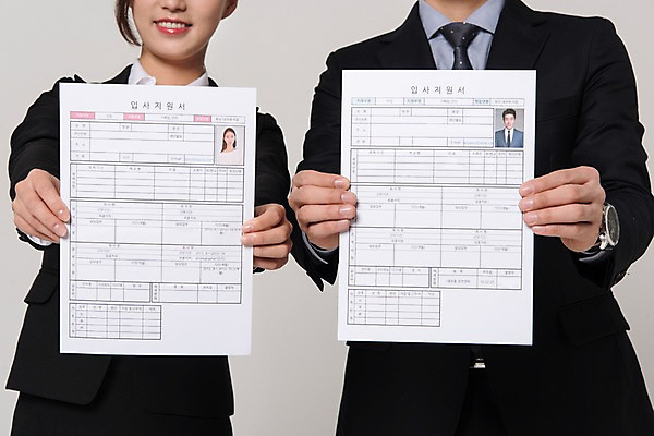 포토 JPG 스튜디오촬영 응시 여자 남자 포즈 실내 서기 미소 들기 정장 상반신 20대 성인 두명 앞모습 비즈니스라이프 한국인 직장인 비즈니스맨 비즈니스우먼 신입사원 이력서 국내포토 직업 라이프스타일 시선 옷 뷰포인트 비즈니스 모션 표정 사람 동양인 청년 내부 파일형식