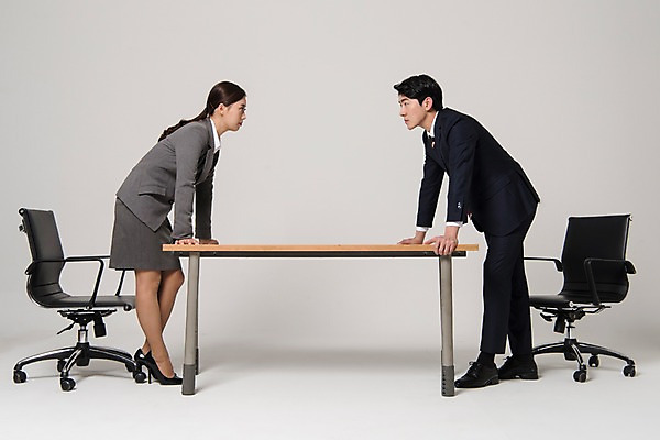 포토 JPG 스튜디오촬영 전신 응시 여자 남자 포즈 의자 실내 서기 정장 20대 성인 두명 옆모습 비즈니스라이프 마주보기 한국인 직장인 비즈니스맨 비즈니스우먼 책상 동료 신입사원 싸움 국내포토 직업 라이프스타일 시선 옷 뷰포인트 가구 비즈니스 관계 모션 사람 동양인 청년 내부 파일형식