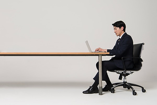 포토 JPG 스튜디오촬영 전신 남자 포즈 의자 실내 한명 앉기 정장 20대 성인 옆모습 비즈니스라이프 노트북 한국인 업무 직장인 비즈니스맨 집중 책상 신입사원 워커홀릭 성인남자한명만 국내포토 직업 1 라이프스타일 옷 뷰포인트 가구 컨셉 비즈니스 모션 사람 동양인 청년 내부 전자제품 작업 남자한명만 성인남자만 파일형식