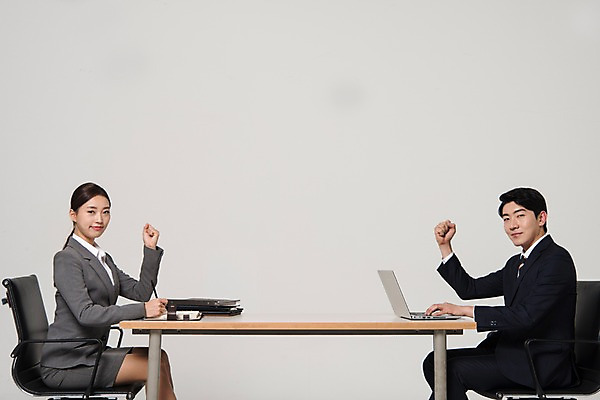 포토 JPG 스튜디오촬영 응시 여자 남자 포즈 의자 실내 미소 앉기 정장 상반신 20대 성인 두명 옆모습 비즈니스라이프 노트북 파이팅 한국인 업무 직장인 비즈니스맨 비즈니스우먼 책상 동료 신입사원 국내포토 직업 라이프스타일 시선 옷 뷰포인트 가구 비즈니스 관계 모션 표정 사람 동양인 청년 내부 전자제품 작업 파일형식