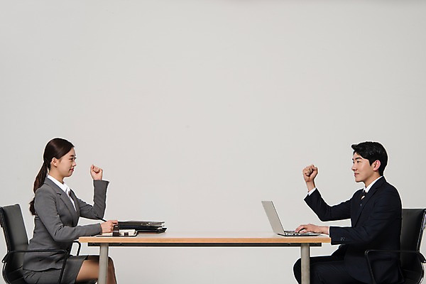 포토 JPG 스튜디오촬영 응시 여자 남자 포즈 실내 미소 앉기 정장 상반신 20대 성인 두명 옆모습 비즈니스라이프 노트북 마주보기 한국인 업무 직장인 비즈니스맨 비즈니스우먼 책상 동료 신입사원 국내포토 직업 라이프스타일 시선 옷 뷰포인트 가구 비즈니스 관계 모션 표정 사람 동양인 청년 내부 전자제품 작업 파일형식