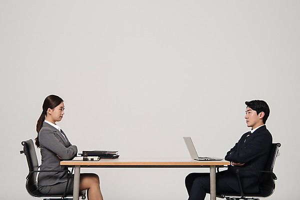 포토 JPG 스튜디오촬영 응시 여자 남자 포즈 의자 실내 앉기 정장 상반신 20대 성인 두명 옆모습 비즈니스라이프 노트북 마주보기 팔짱 한국인 업무 직장인 비즈니스맨 비즈니스우먼 책상 동료 신입사원 국내포토 직업 라이프스타일 시선 옷 뷰포인트 가구 비즈니스 관계 모션 사람 동양인 청년 내부 전자제품 작업 파일형식