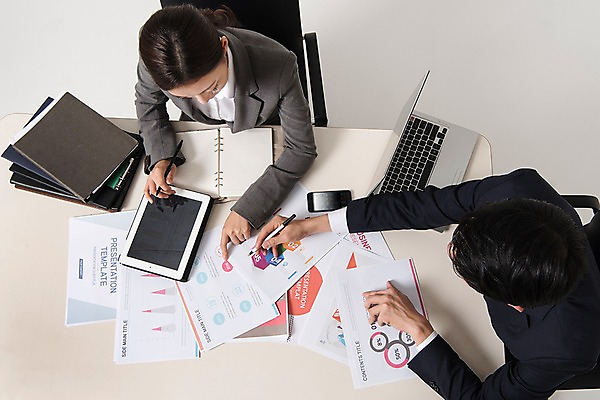 포토 JPG 스튜디오촬영 여자 남자 포즈 회의 실내 앉기 정장 상반신 20대 성인 두명 비즈니스라이프 노트북 스마트폰 하이앵글 태블릿 한국인 업무 직장인 비즈니스맨 비즈니스우먼 책상 동료 신입사원 서류뭉치 국내포토 직업 라이프스타일 옷 뷰포인트 가구 비즈니스 관계 모션 사람 동양인 청년 내부 전자제품 핸드폰 스마트기기 작업 문서 파일형식