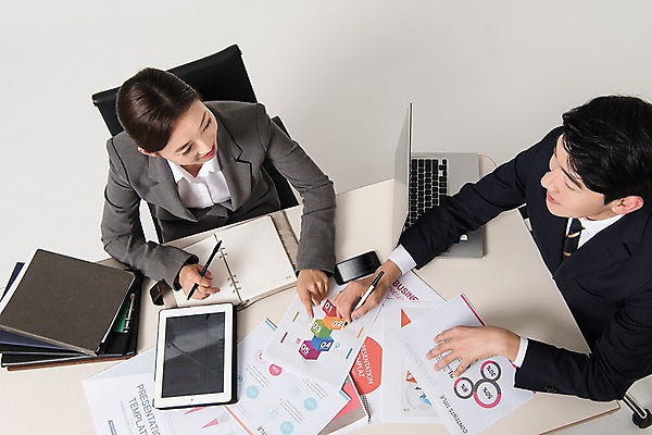 포토 JPG 스튜디오촬영 여자 남자 포즈 회의 실내 미소 앉기 정장 상반신 20대 성인 두명 비즈니스라이프 노트북 스마트폰 하이앵글 태블릿 한국인 업무 직장인 비즈니스맨 비즈니스우먼 책상 동료 신입사원 서류더미 국내포토 직업 라이프스타일 옷 뷰포인트 가구 비즈니스 관계 모션 표정 사람 동양인 청년 내부 전자제품 핸드폰 스마트기기 작업 문서 파일형식 더미