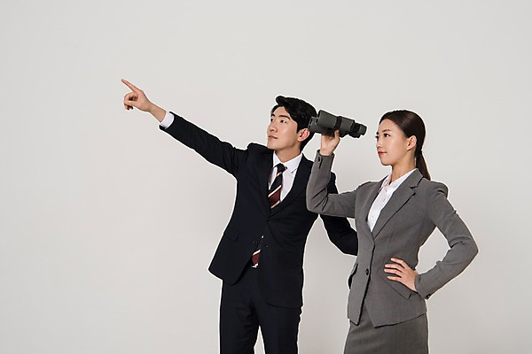 포토 JPG 스튜디오촬영 응시 여자 남자 허리손 포즈 미래 실내 서기 들기 정장 상반신 20대 성인 두명 옆모습 비즈니스라이프 망원경 꿈 한국인 가리킴 직장인 비즈니스맨 비즈니스우먼 동료 신입사원 국내포토 직업 라이프스타일 시선 옷 뷰포인트 컨셉 비즈니스 관계 모션 사람 동양인 손짓 청년 내부 파일형식