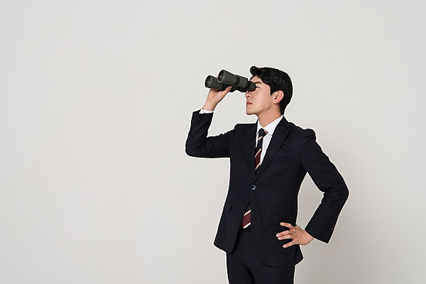 포토 JPG 스튜디오촬영 응시 남자 허리손 포즈 실내 한명 서기 들기 정장 상반신 20대 성인 옆모습 비즈니스라이프 망원경 한국인 관찰 직장인 비즈니스맨 신입사원 성인남자한명만 국내포토 직업 1 라이프스타일 시선 옷 뷰포인트 비즈니스 모션 사람 동양인 청년 내부 남자한명만 성인남자만 파일형식