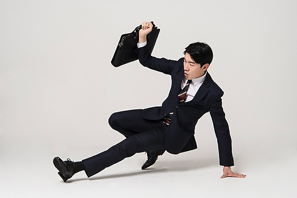 포토 JPG 스튜디오촬영 전신 남자 포즈 가방 실내 한명 들기 정장 20대 성인 옆모습 비즈니스라이프 한국인 직장인 비즈니스맨 지각 신입사원 슬라이딩 성인남자한명만 국내포토 직업 1 라이프스타일 잡화 옷 뷰포인트 비즈니스 모션 사람 동양인 청년 내부 남자한명만 성인남자만 파일형식