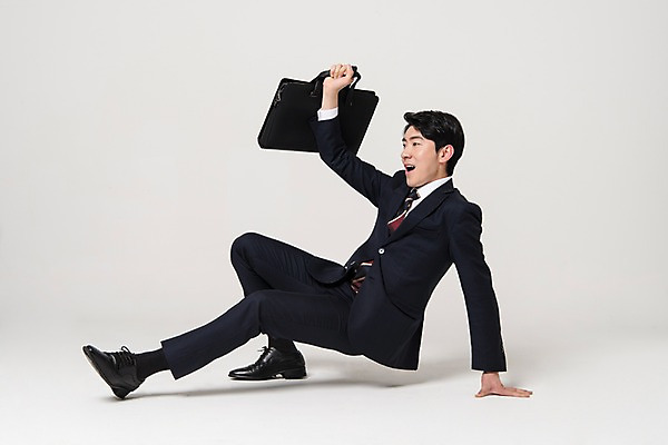 포토 JPG 스튜디오촬영 전신 응시 남자 포즈 가방 실내 한명 들기 정장 20대 성인 옆모습 비즈니스라이프 한국인 직장인 비즈니스맨 지각 신입사원 슬라이딩 성인남자한명만 국내포토 직업 1 라이프스타일 시선 잡화 옷 뷰포인트 비즈니스 모션 사람 동양인 청년 내부 남자한명만 성인남자만 파일형식