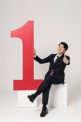 포토 JPG 스튜디오촬영 전신 1 응시 남자 포즈 실내 한명 미소 앉기 정장 20대 성인 앞모습 비즈니스라이프 숫자 경쟁 한국인 우승 최고 직장인 비즈니스맨 신입사원 성인남자한명만 국내포토 직업 문자 라이프스타일 시선 옷 뷰포인트 컨셉 비즈니스 모션 표정 사람 동양인 청년 내부 남자한명만 성인남자만 파일형식