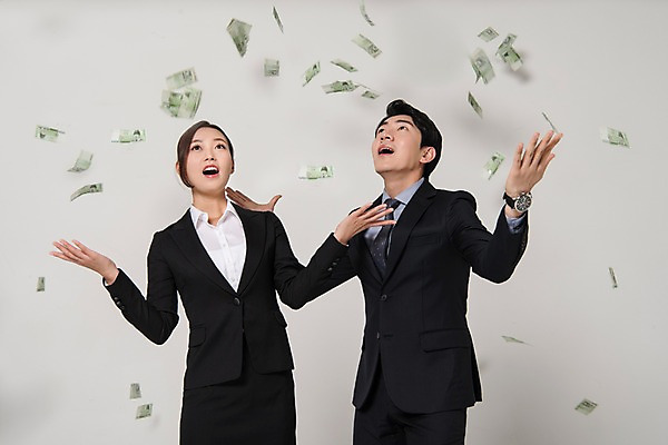 포토 JPG 스튜디오촬영 응시 여자 남자 포즈 돈 팔벌리기 실내 서기 웃음 정장 상반신 20대 성인 두명 앞모습 비즈니스라이프 한국인 올려보기 직장인 비즈니스맨 비즈니스우먼 동료 신입사원 돈벼락 국내포토 직업 라이프스타일 시선 옷 뷰포인트 비즈니스 관계 모션 표정 사람 동양인 청년 내부 재산 파일형식