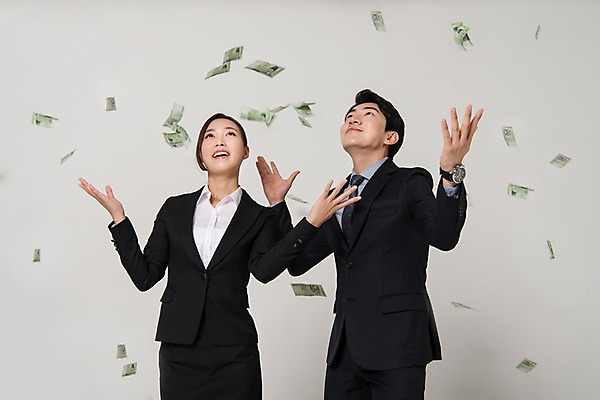 포토 JPG 스튜디오촬영 응시 여자 남자 포즈 돈 팔벌리기 실내 서기 웃음 정장 상반신 20대 성인 두명 앞모습 비즈니스라이프 한국인 올려보기 직장인 비즈니스맨 비즈니스우먼 동료 신입사원 돈벼락 국내포토 직업 라이프스타일 시선 옷 뷰포인트 비즈니스 관계 모션 표정 사람 동양인 청년 내부 재산 파일형식