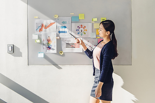 포토 JPG 여자 회의 실내 한명 서기 정장 상반신 20대 성인 옆모습 비즈니스라이프 자료 한국인 가리킴 직장인 비즈니스우먼 발표 회의실 신입사원 성인여자한명만 국내포토 직업 1 라이프스타일 옷 뷰포인트 비즈니스 모션 사람 동양인 손짓 청년 내부 여자한명만 성인여자만 파일형식