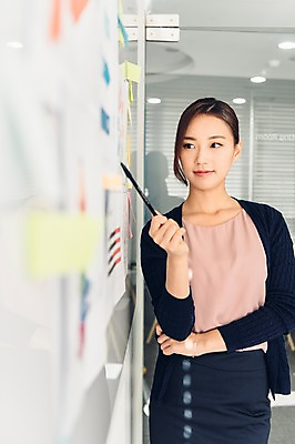 포토 JPG 응시 여자 회의 실내 한명 서기 미소 정장 상반신 20대 성인 앞모습 비즈니스라이프 자료 한국인 가리킴 업무 직장인 비즈니스우먼 발표 회의실 신입사원 성인여자한명만 국내포토 직업 1 라이프스타일 시선 옷 뷰포인트 비즈니스 모션 표정 사람 동양인 손짓 청년 내부 작업 여자한명만 성인여자만 파일형식