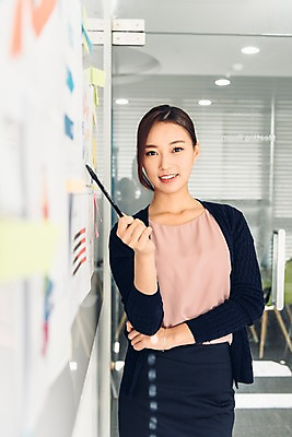 포토 JPG 응시 여자 회의 실내 한명 서기 웃음 정장 상반신 20대 성인 앞모습 비즈니스라이프 자료 한국인 업무 직장인 비즈니스우먼 발표 회의실 신입사원 성인여자한명만 국내포토 직업 1 라이프스타일 시선 옷 뷰포인트 비즈니스 모션 표정 사람 동양인 청년 내부 작업 여자한명만 성인여자만 파일형식